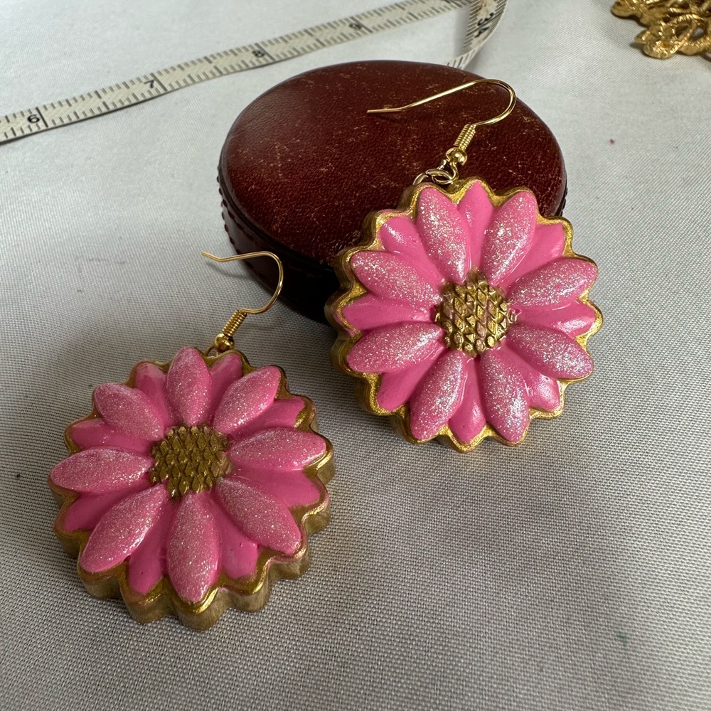 Large pink and gold daisy earrings